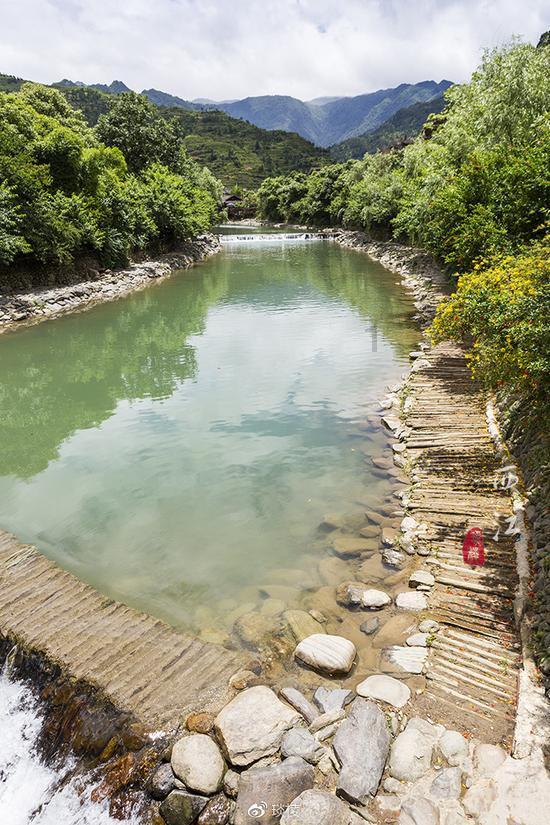 逃离荒废的戏院